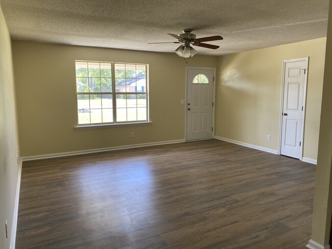 Building Photo - 825 Kiln Ln