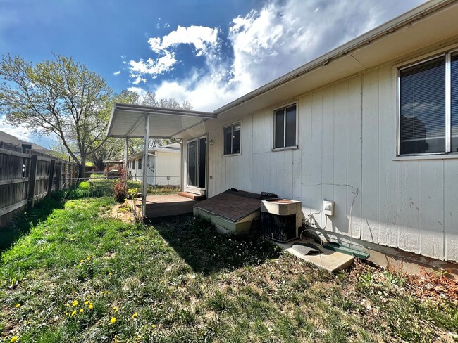 Building Photo - 2 Bedroom 1 bathroom Duplex