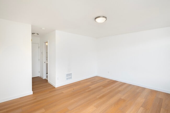 Building Photo - 209 13th Ave E