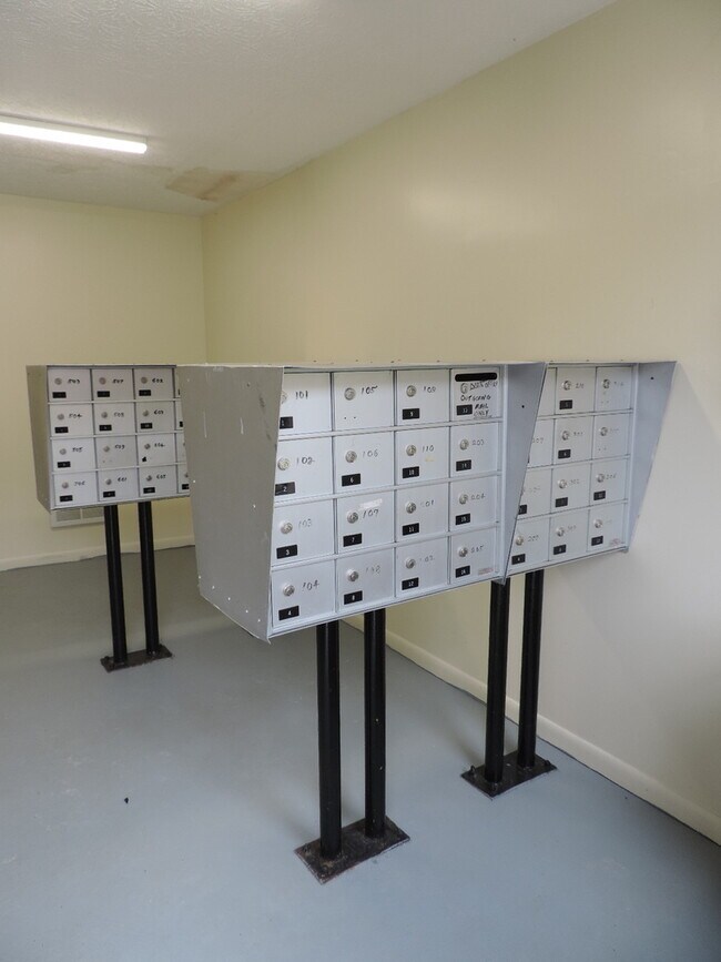 Building Photo - Desirable High Country Condo, Larger 1/1; Will Go Fast!!!!