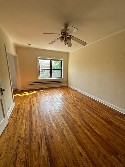 Building Photo - 556 W Wellington Ave