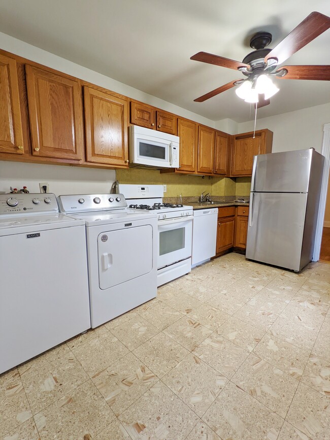 Building Photo - 943 Glenbrook Ave