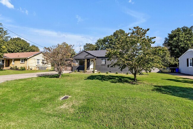 Building Photo - Beautifully furnished short-term rental in...