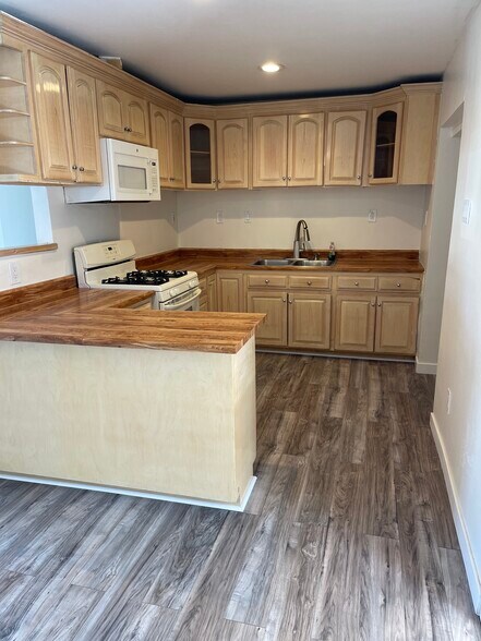 Building Photo - 702 Sawtelle Ave
