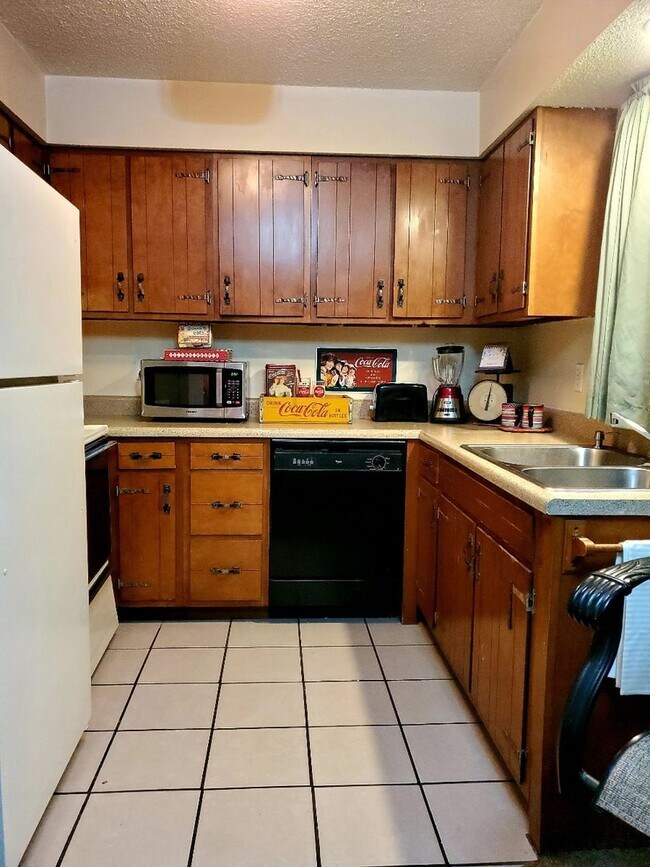 Building Photo - Adrian/Navarre Duplexes