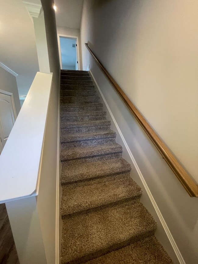 Building Photo - 2 Bed/2.5 Bath Townhome with Garage (Water/Sewer/Trash Included)