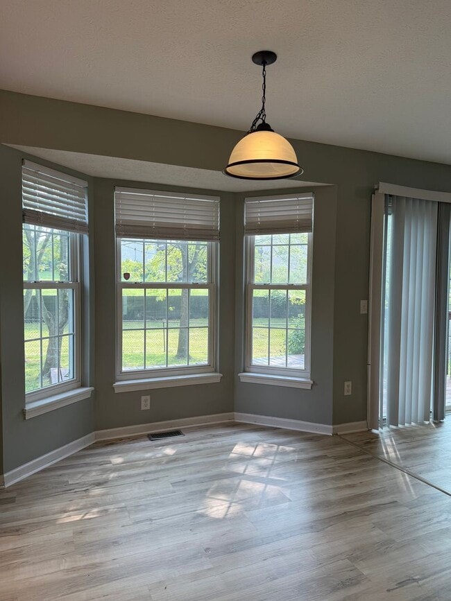 Building Photo - Spacious 4 Bed, 2.5 Bath Home in Woodgate