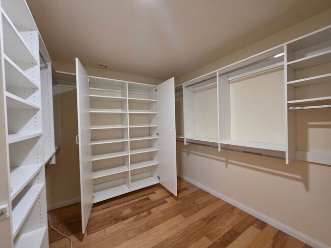 Building Photo - Spacious Home in the Heart of Green Valley