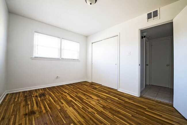 Building Photo - 2041 E 75th St
