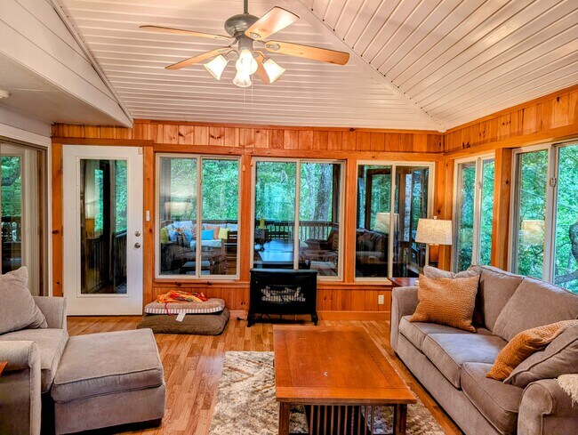 Building Photo - 524 Stornoway Dr