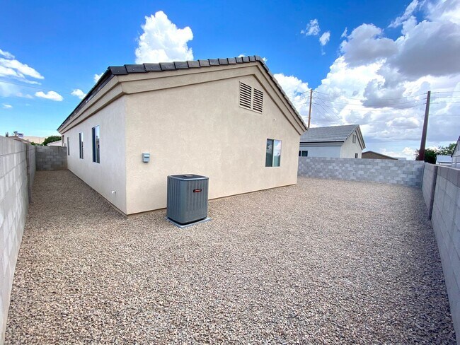 Building Photo - Centrally Located 3BR Home Near Airway Ave | Granite Kitchen, 2-Car Garage & Fenced Yard!