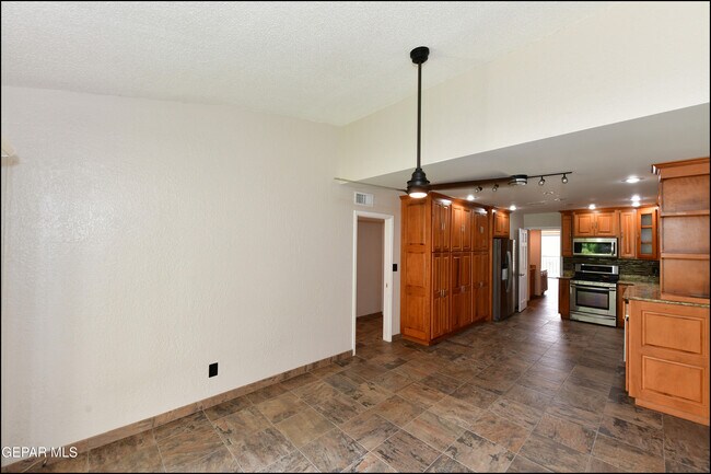 Building Photo - 5900 Mira Hermosa Dr