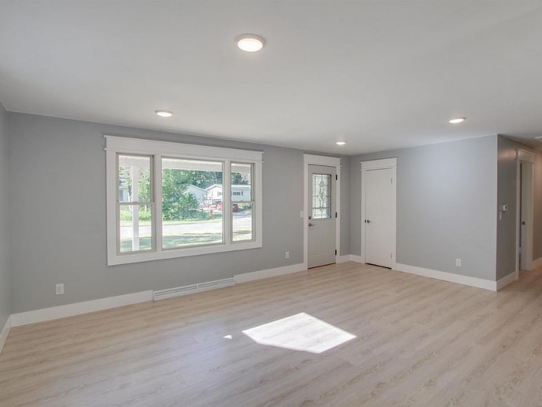 Building Photo - 1865 Maple Dr