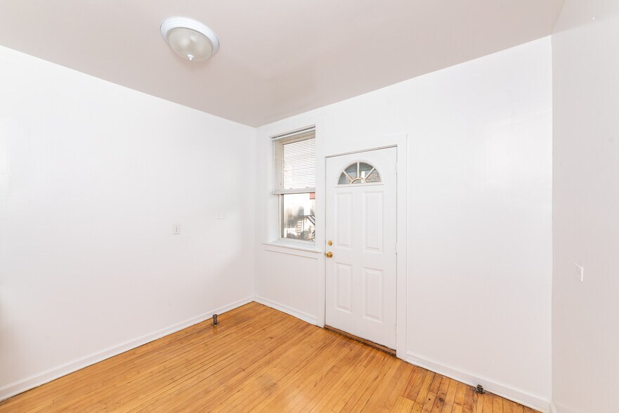 Building Photo - 4042 N Mozart St