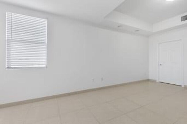 Building Photo - Two bedroom Park Avenue Condo/Freshly pain...
