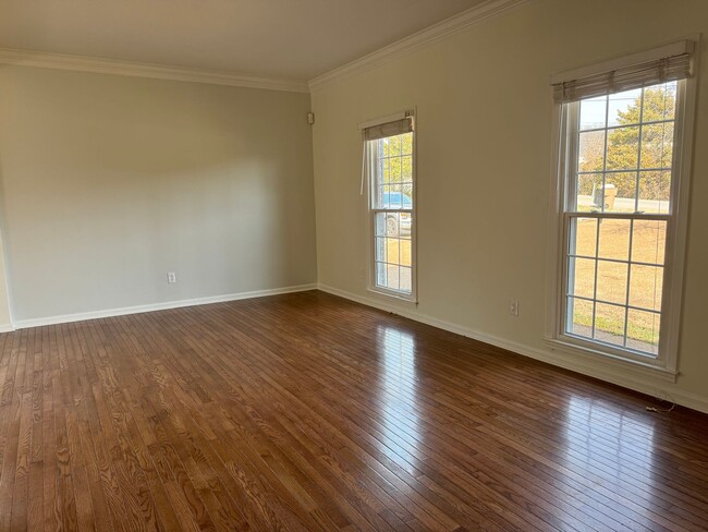 Building Photo - Remodeled 3BR Home Near Belmont & 12 South