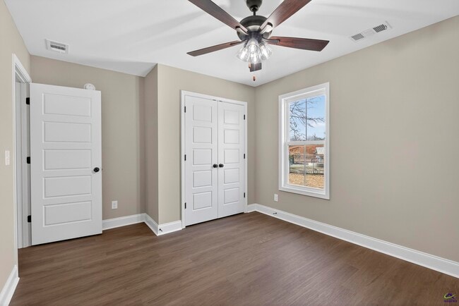 Building Photo - 213 Saraland Trl