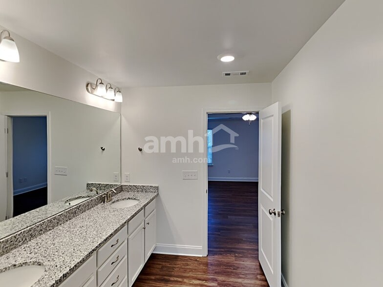 Building Photo - 1357 Lomond Dr