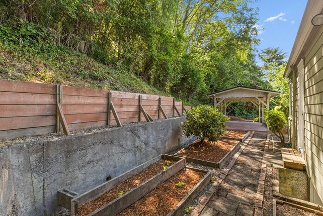 Building Photo - Charming Beach Drive Craftsman w/ AC and V...
