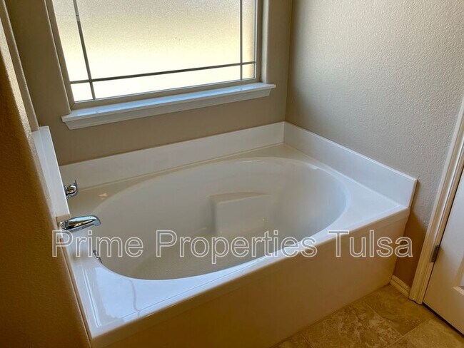 Building Photo - 108 E Granger St