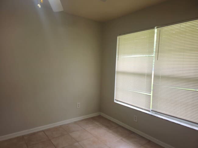 Building Photo - 3 bedroom 2 bath 1 car garage duplex