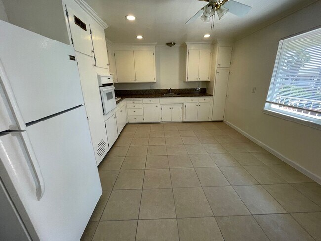 Building Photo - Unit 3