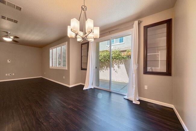 Building Photo - Exceptional 3BR Condo in Folsom! Stylish U...