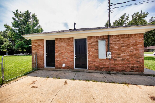 Building Photo - ** 3 bed 1 bath located in Montgomery East...