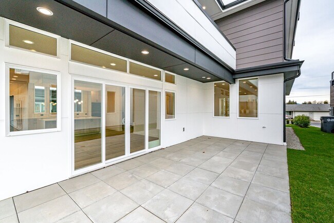 Building Photo - Edgewood Stunner