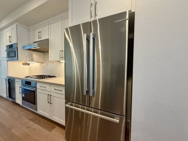 Building Photo - 561 Pilgrim Dr