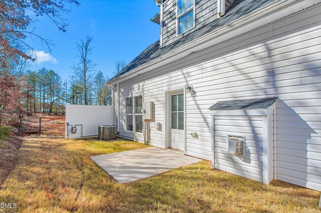 Building Photo - Four bedroom, 2.5 bath townhome in Burlington
