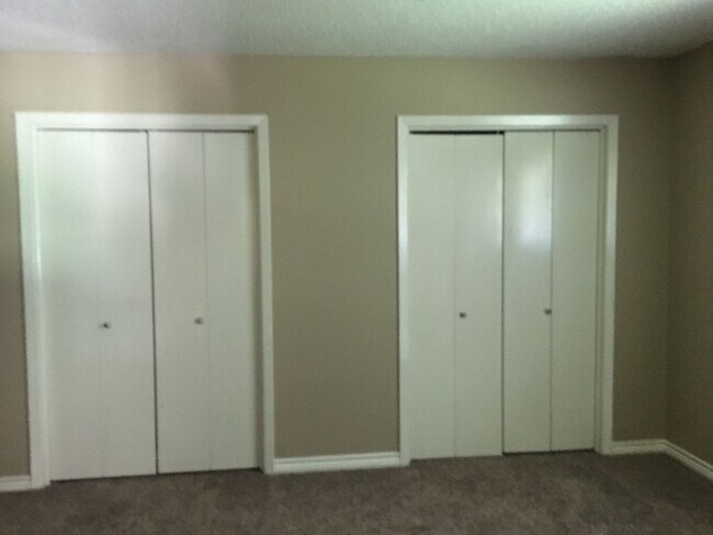 Building Photo - 3/2/2 Fenced Yard and Pet Friendly