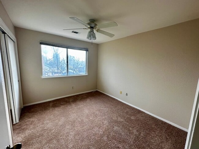 Building Photo - 4 bedroom 3 bathroom in Tracy