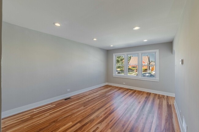 Building Photo - 6835 S Komensky Ave