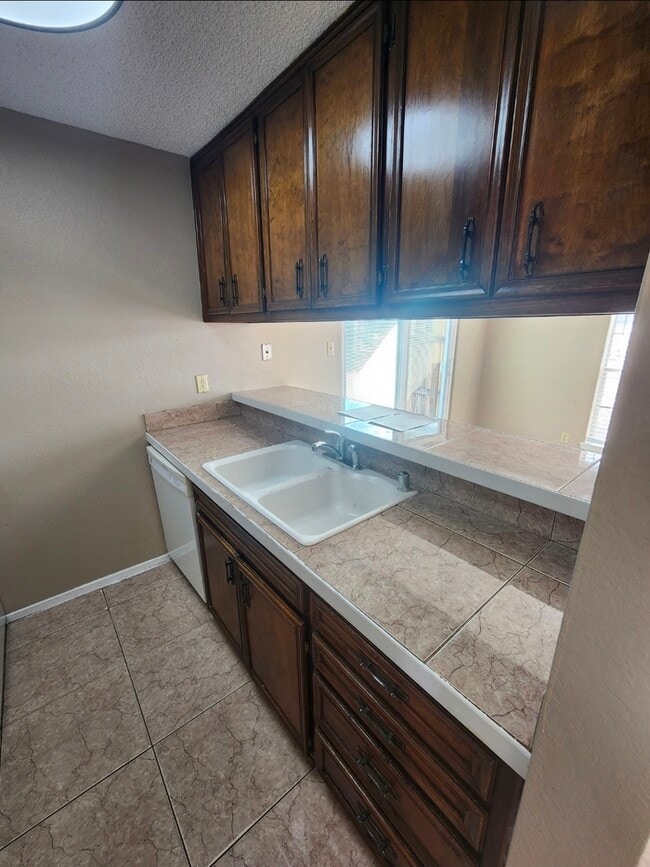 Building Photo - 2 bed 1 bath duplex unit, private backyard.