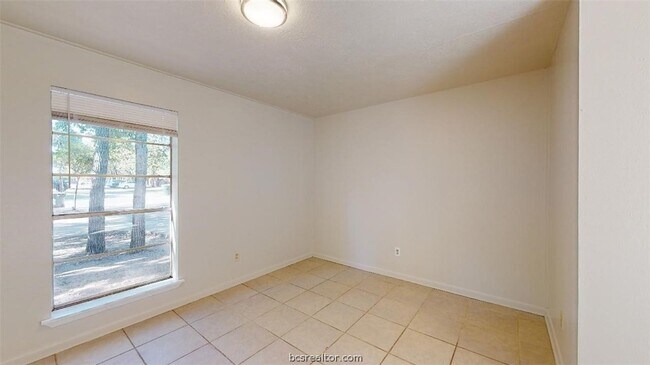 Building Photo - 916 Navarro Dr
