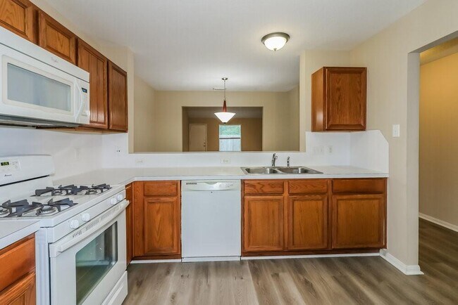 Building Photo - 10902 Ivy Park