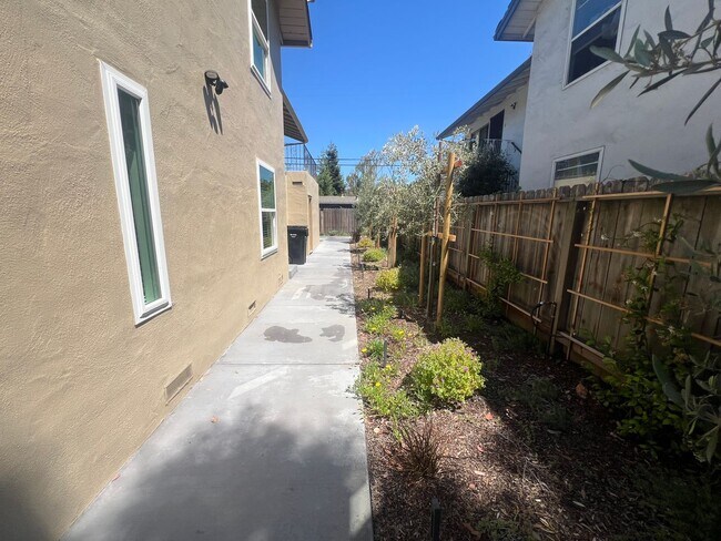 Building Photo - 630 Hollenbeck Ave