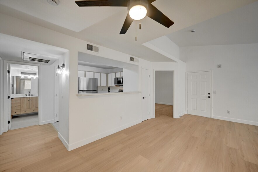 Building Photo - 2300 E Silverado Ranch Blvd