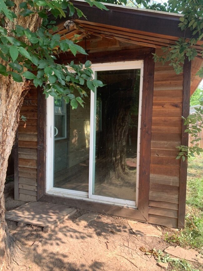 Building Photo - STUDENTS WELCOME! Cozy 1-Bedroom Bungalow w/ Garden and Detached Studio