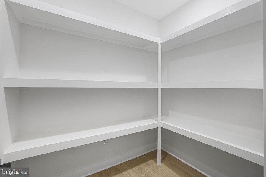 Building Photo - 616 Kenyon St NW