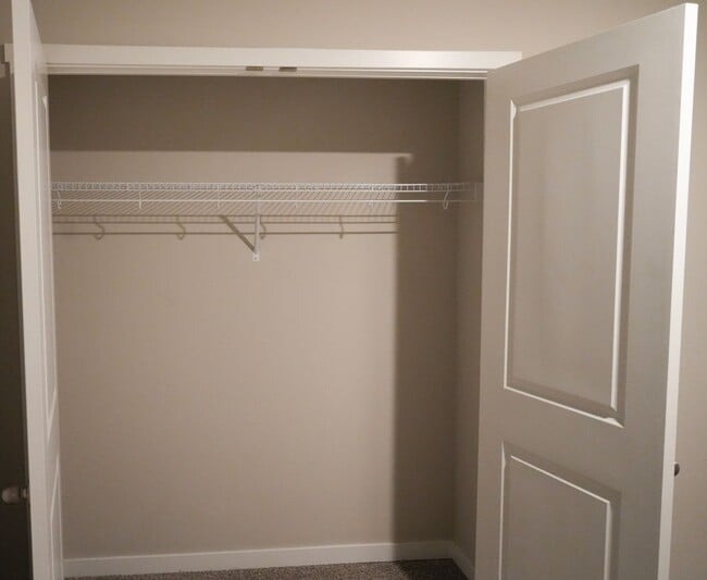 Building Photo - Available April 1st!! Townhome!! Near to I...