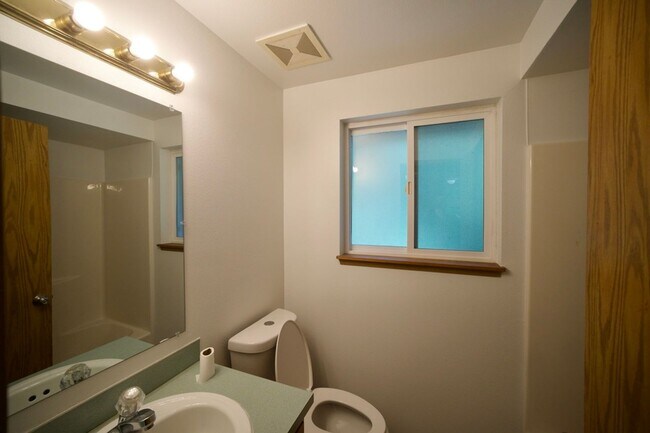 Building Photo - Spacious Townhome with Private Yard Near Lake Stevens!!