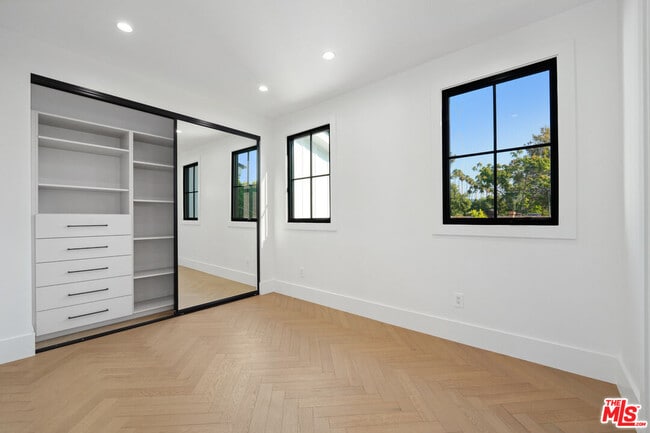 Building Photo - 4539 Longridge Ave
