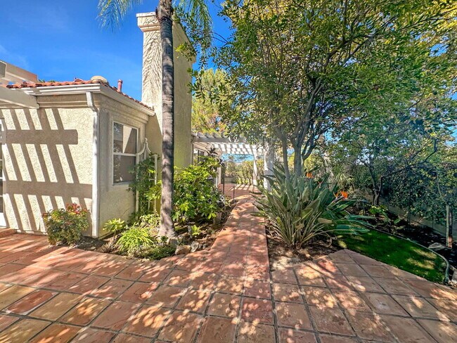 Building Photo - Welcome to this Charming Single-Story Home...