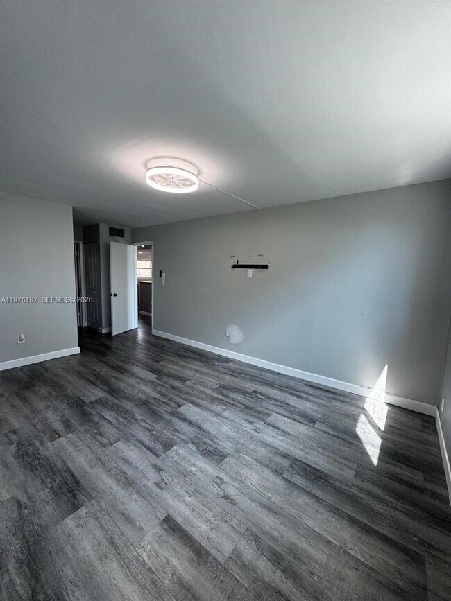 Building Photo - 4000 NE 170th St