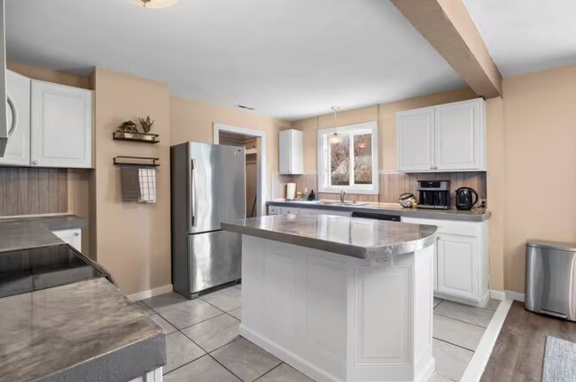 Building Photo - 719 E 9th Ave