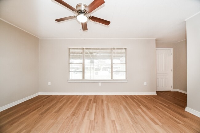 Building Photo - 919 Forest Oaks Dr