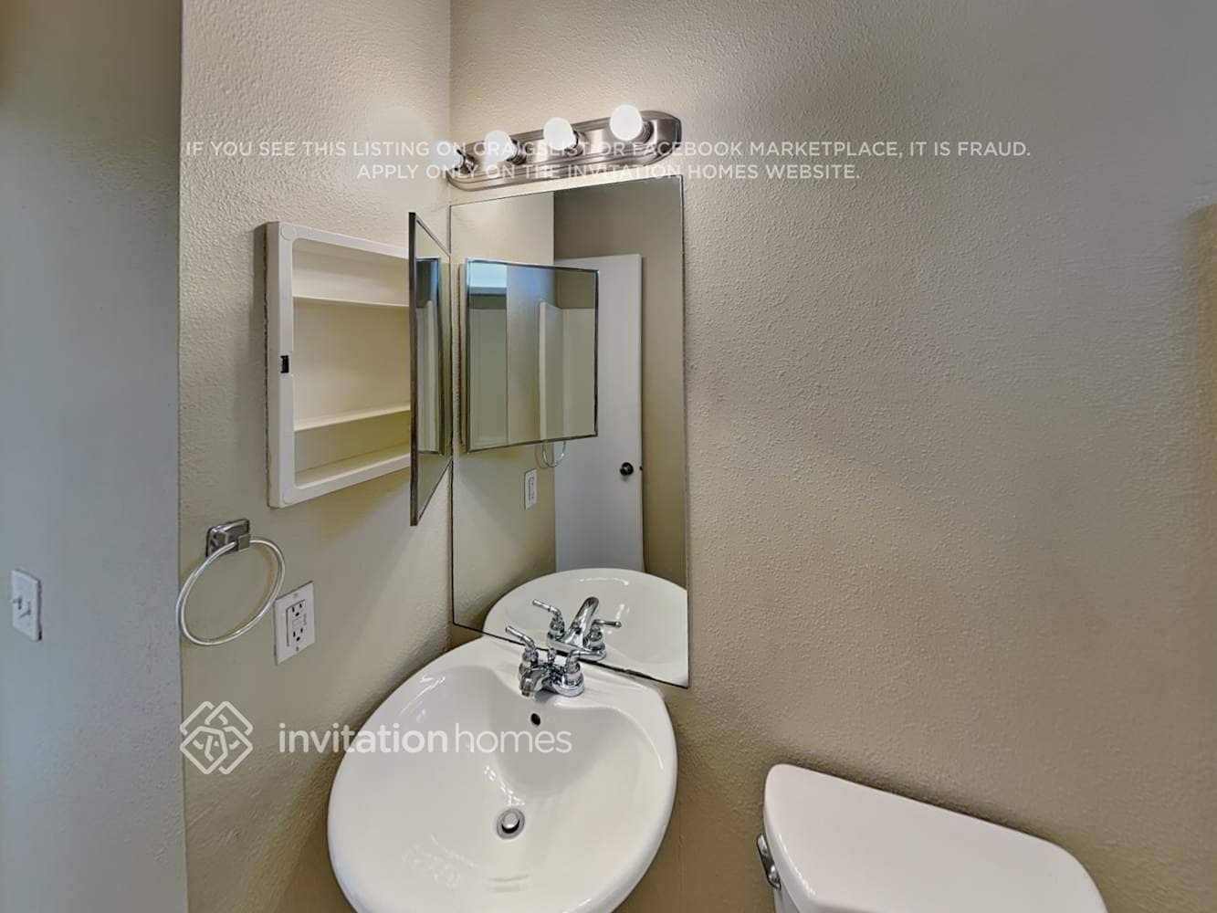 Building Photo - 9624 Hollyhill Dr