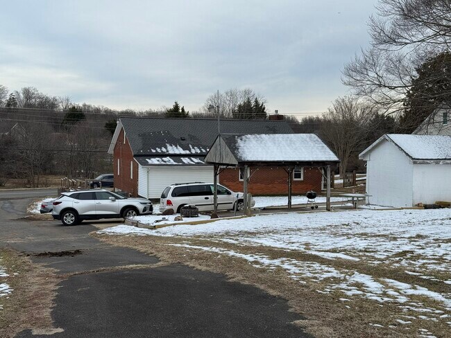 Building Photo - 10012 Ellis Rd